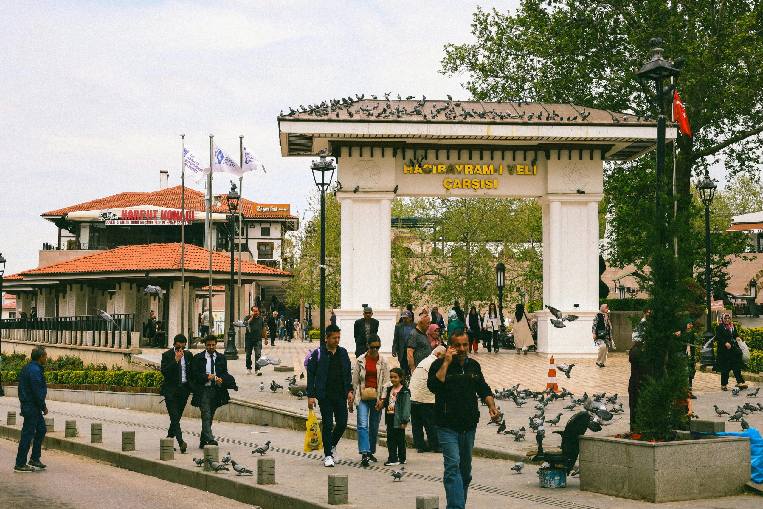 Eine geschäftige Szene im Hacı Bayram Veli Çarşısı, die das tägliche Leben in Ankara mit Menschen und Tauben einfängt.