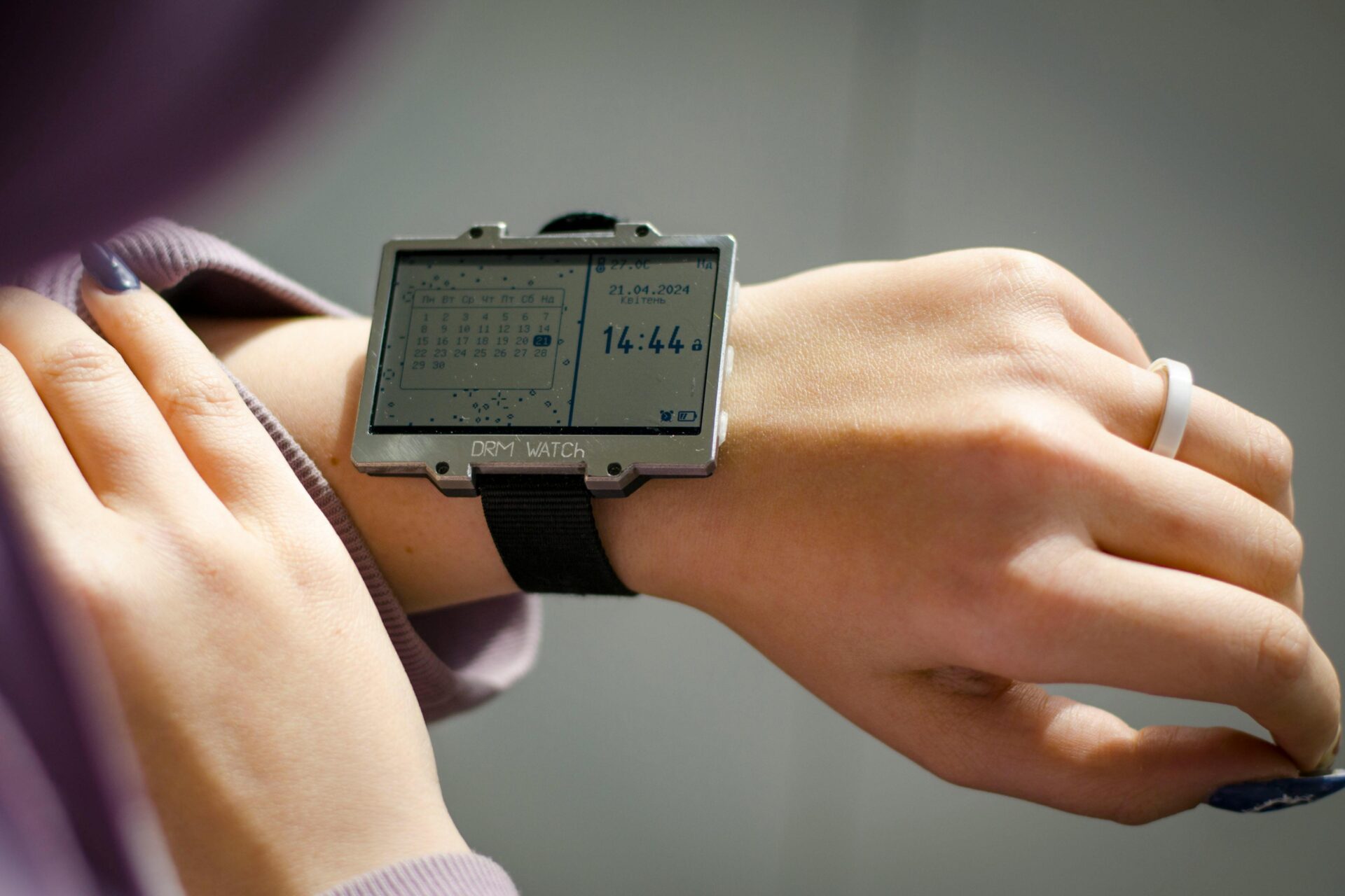 Nahaufnahme einer selbstgebauten Digitaluhr am Handgelenk mit Uhrzeit- und Datumsanzeige. Einzigartiges, modernes Design für Technikbegeisterte.