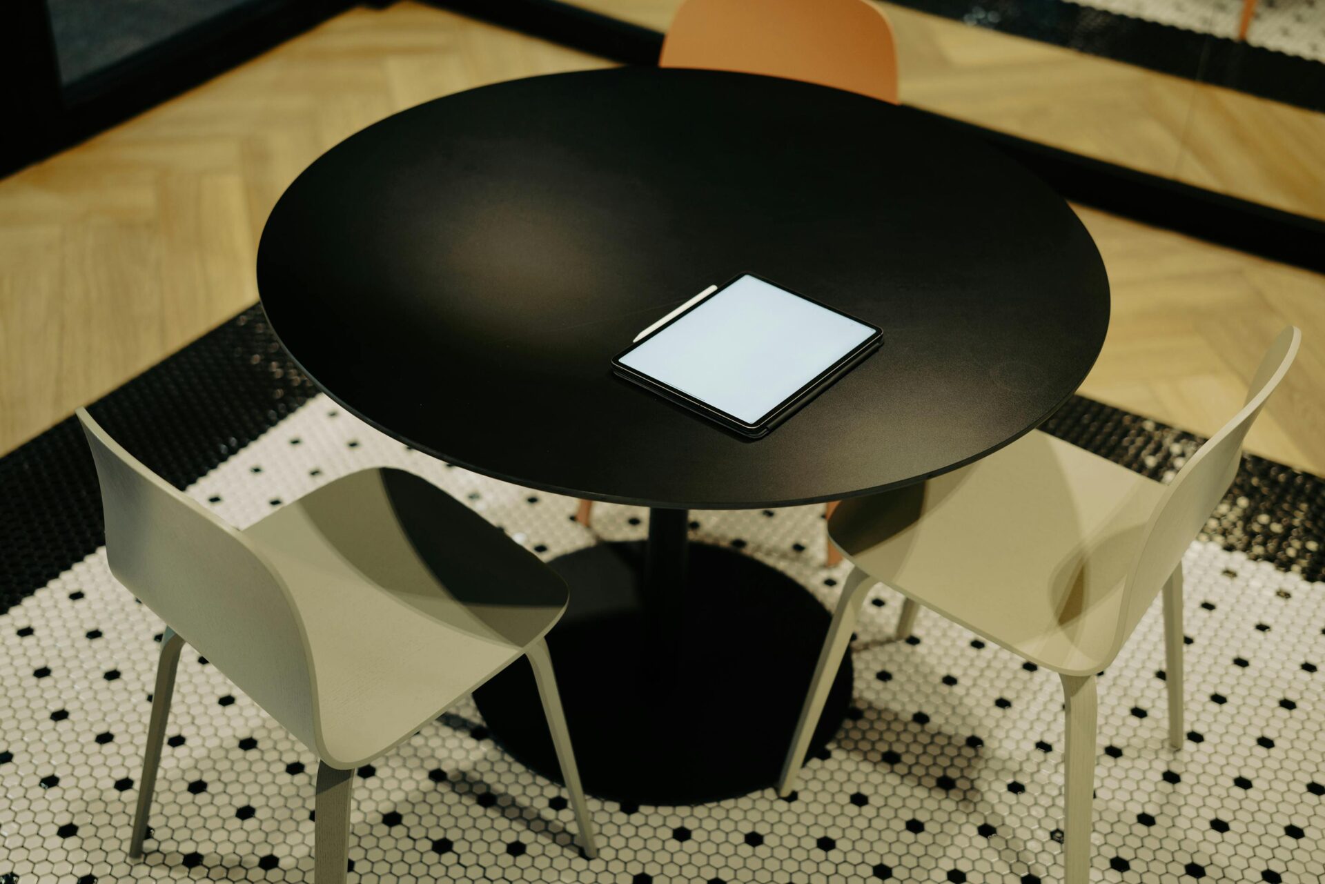 Moderne Büroräume Mit Tablet Auf Rundem Tisch