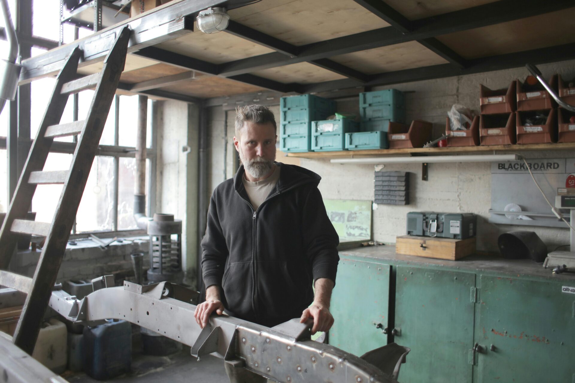 Brutaler Männlicher Mechaniker In Schäbiger Werkstatt