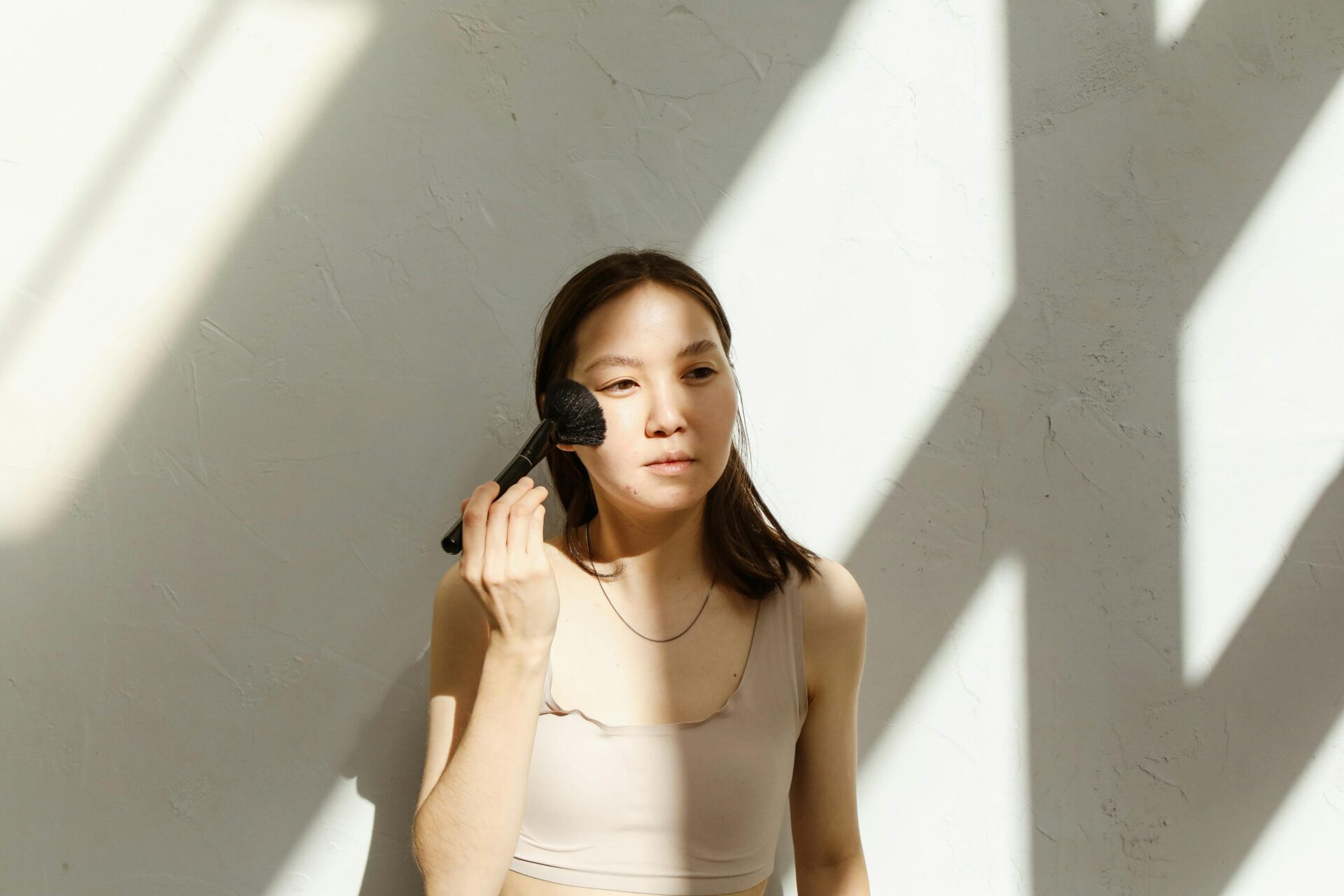 Kostenloses Stock Foto zu #indoor, asiatische frau, beauty-produkt