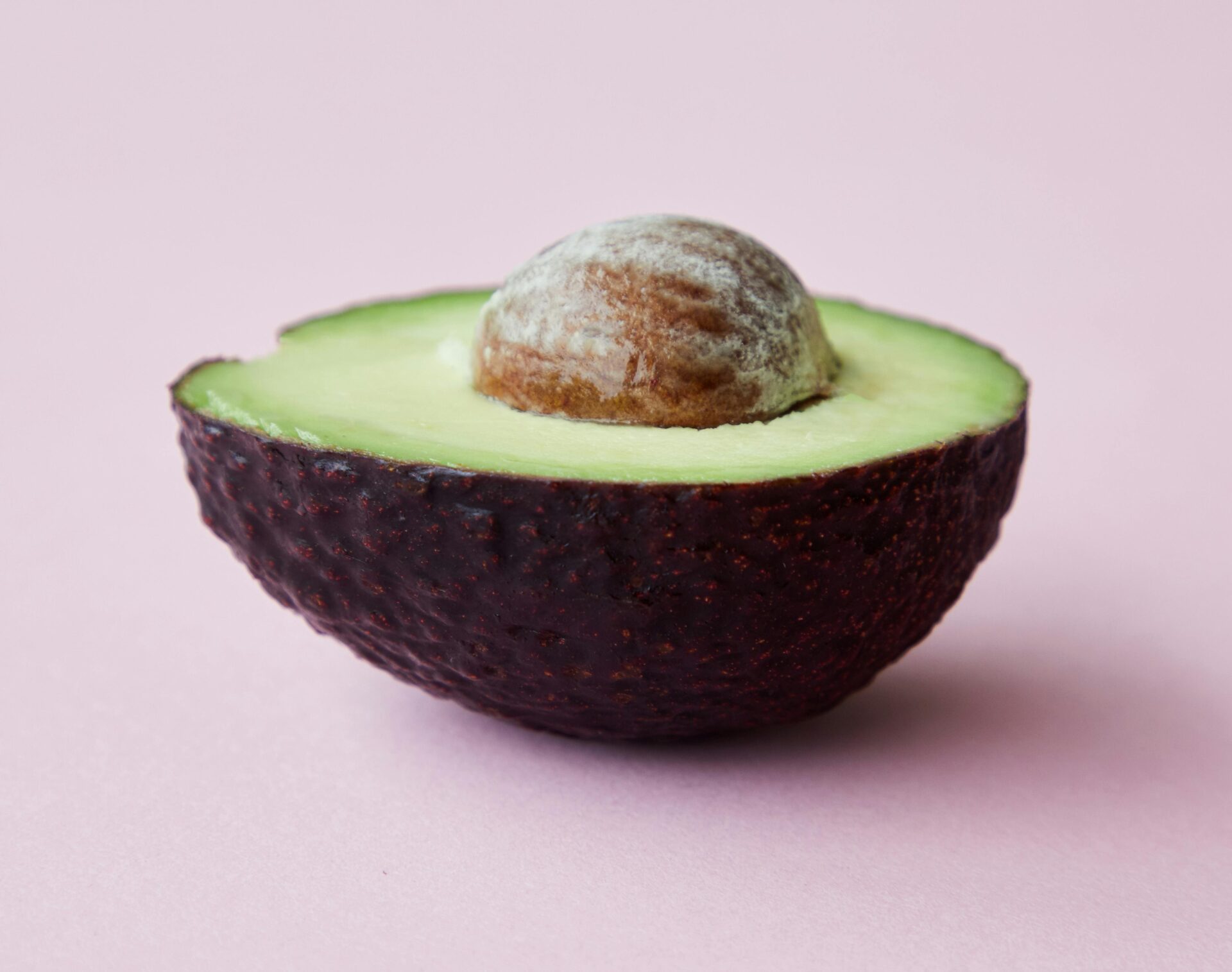 GrÃ¼ne Und Braune Frucht Auf Rosa OberflÃ¤che