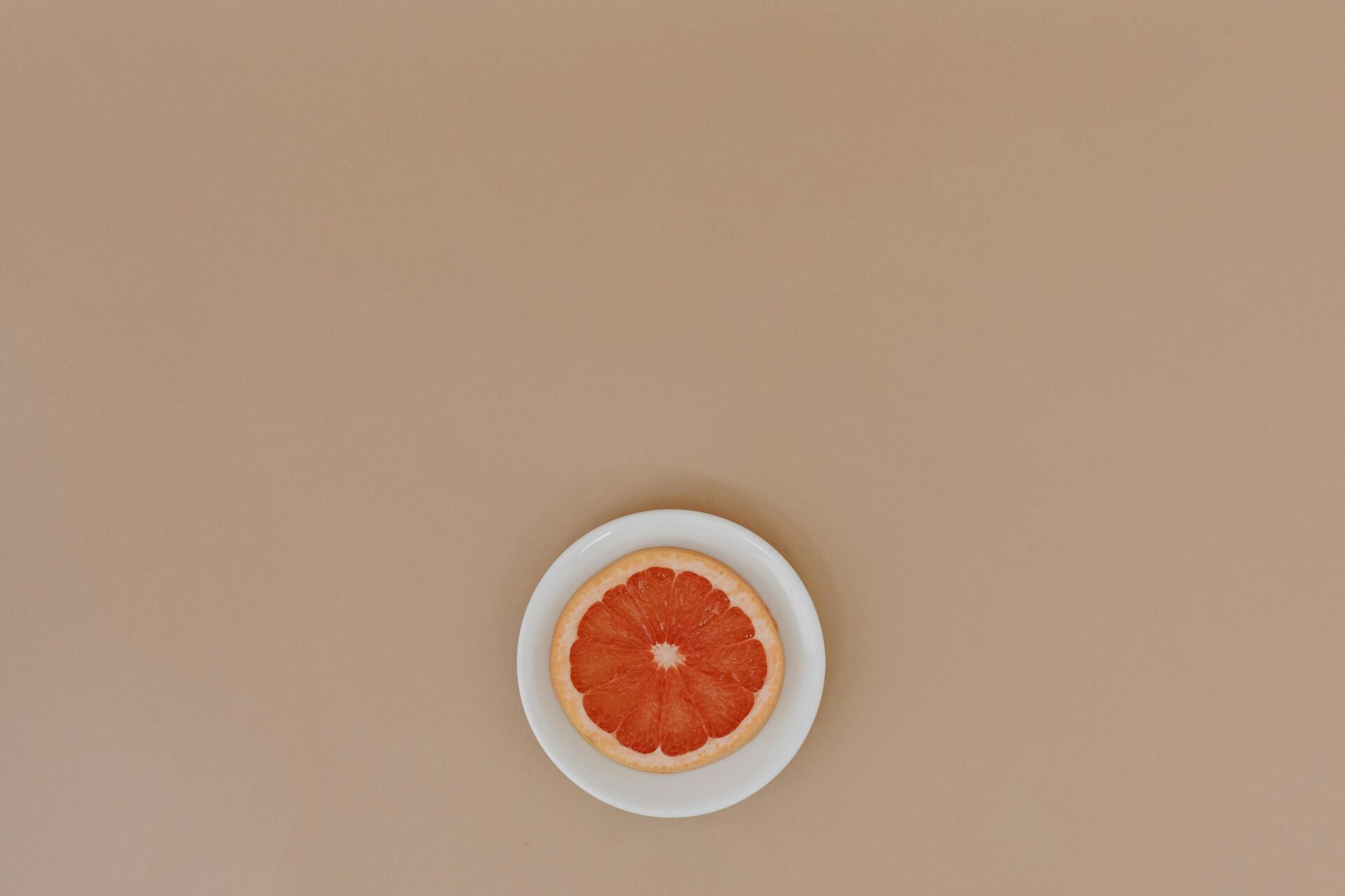 Kostenloses Stock Foto zu ästhetisch, braunem hintergrund, einfache komposition