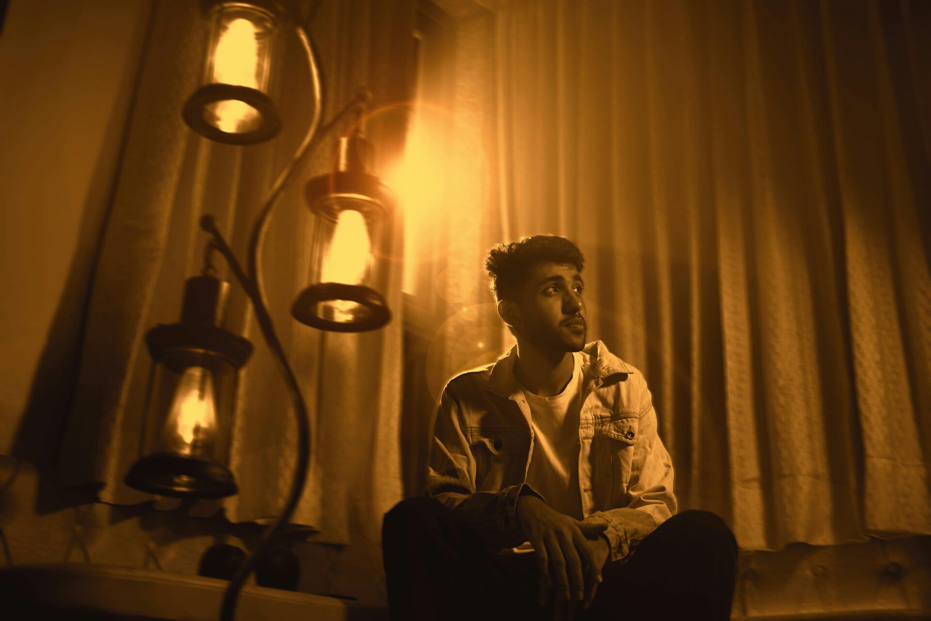 Stilvolles Innenporträt mit warmer Vintage-Beleuchtung und kreativen Schatten.