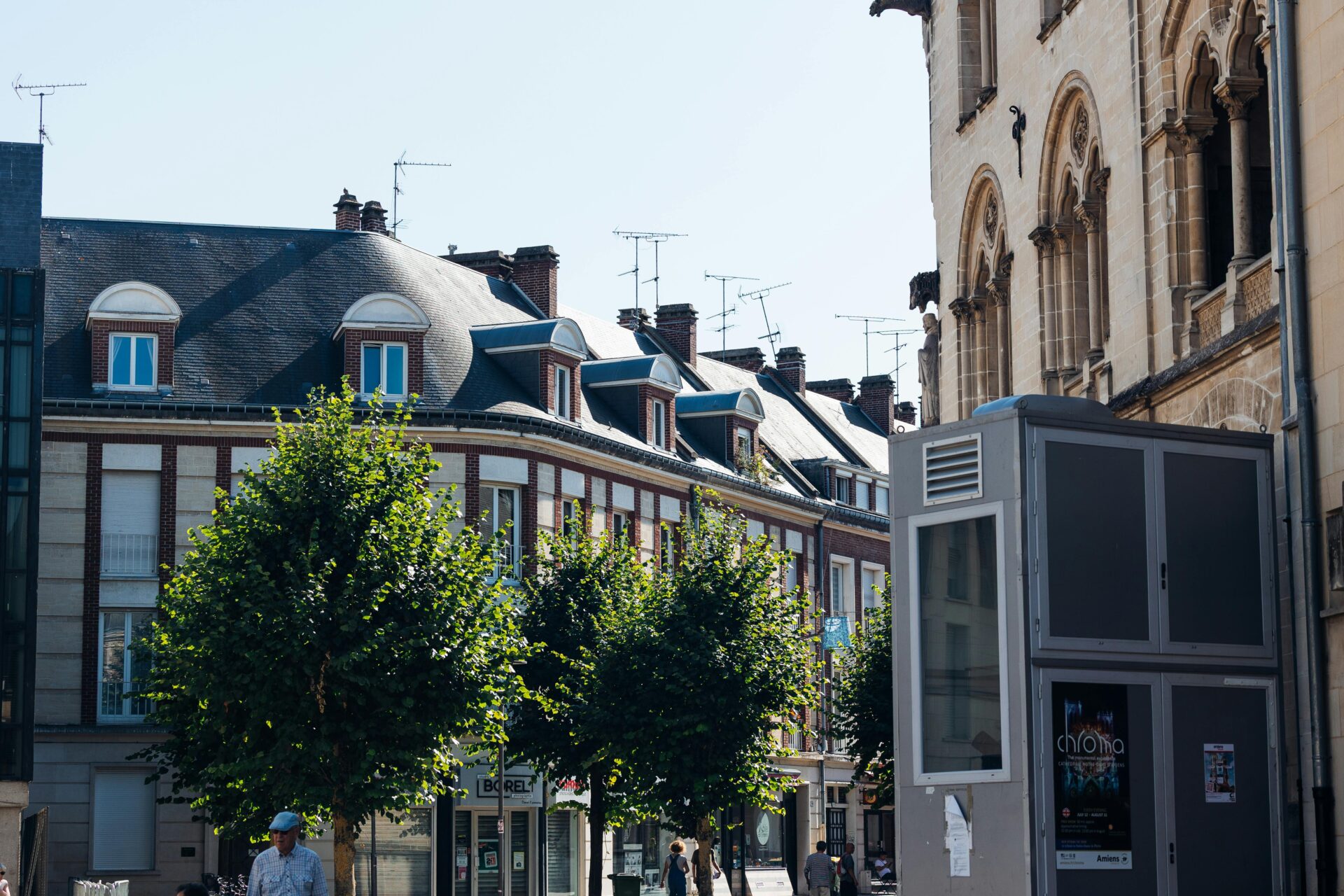 Malerisches Straßenbild im französischen Amiens mit klassischer europäischer Architektur.