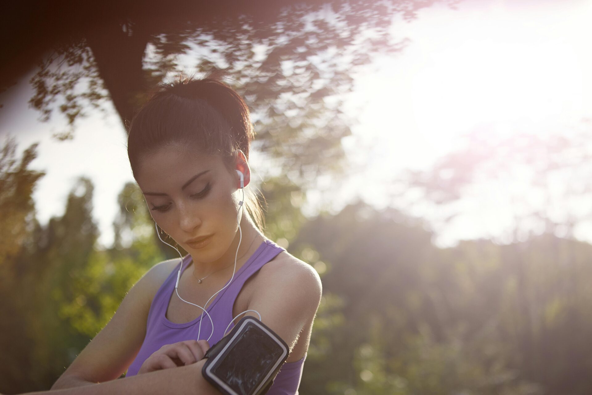 Junge Sportlerin, Die Musik Im Park Hört