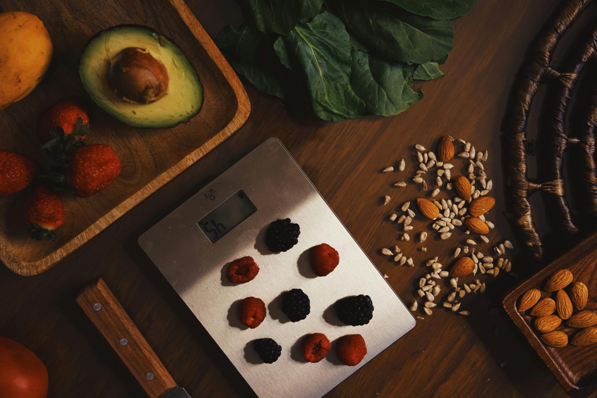 Waage Mit Beeren Und Bio Zutaten Als Rezept